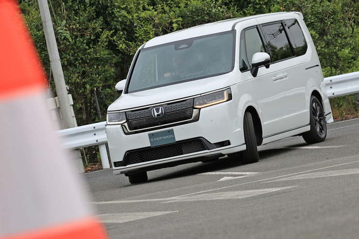 足まわりでは、リアサスペンションのダンパーのストロークを拡大するとともに、スプリングのバネレートを低減。また加減速時の車体のピッチングを抑えることで、快適で乗り物酔いしにくい走りを実現している。