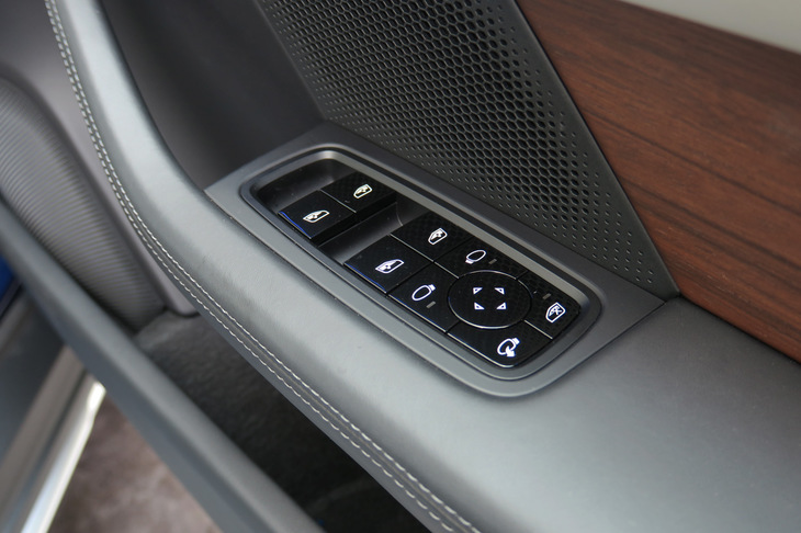 ポルシェ・タイカン4クロスツーリスモ（フロントドアコンソール）