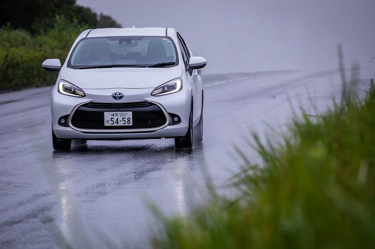 駆動用車載電池としては世界初となるバイポーラ型ニッケル水素電池が採用された新型「アクア」。単体で従来型のニッケル水素電池の約2倍という出力を実現しているという。