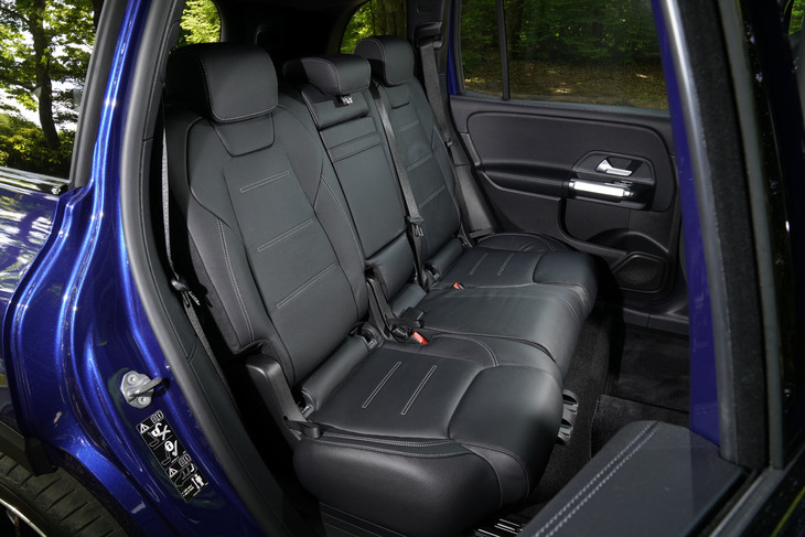 メルセデス・ベンツGLB250 4MATICスポーツ（2列目シート）