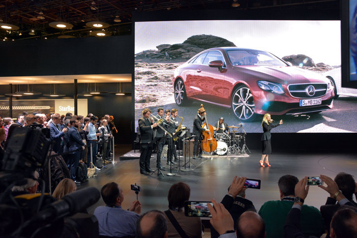 新型「Eクラス クーペ」のお披露目では、生バンドによるライブが催された。