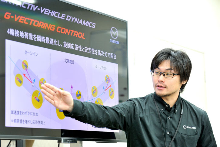 GVCについて解説する、マツダ 車両開発本部 操安性能開発部 シニア・スペシャリストの梅津大輔氏。
