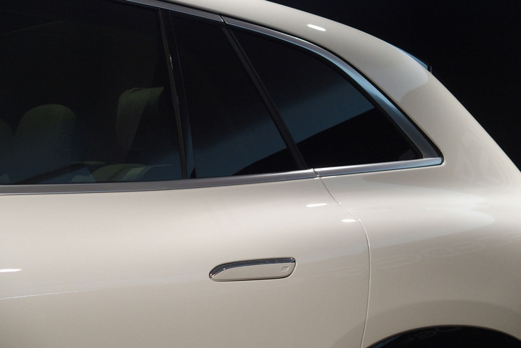 メルセデス・ベンツEQS580 4MATIC SUVスポーツ（サイドウィンドウ）