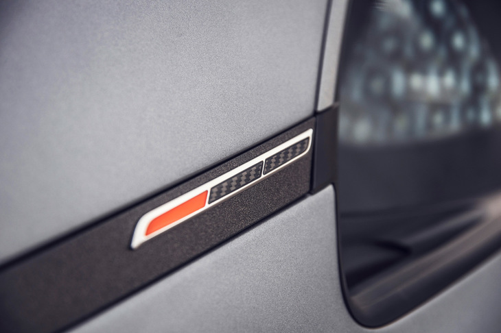 標準車ではトリコロールカラーだったCピラーのバッジは、ブラックのカーボン柄とオレンジを組み合わせたデザインに変更された。