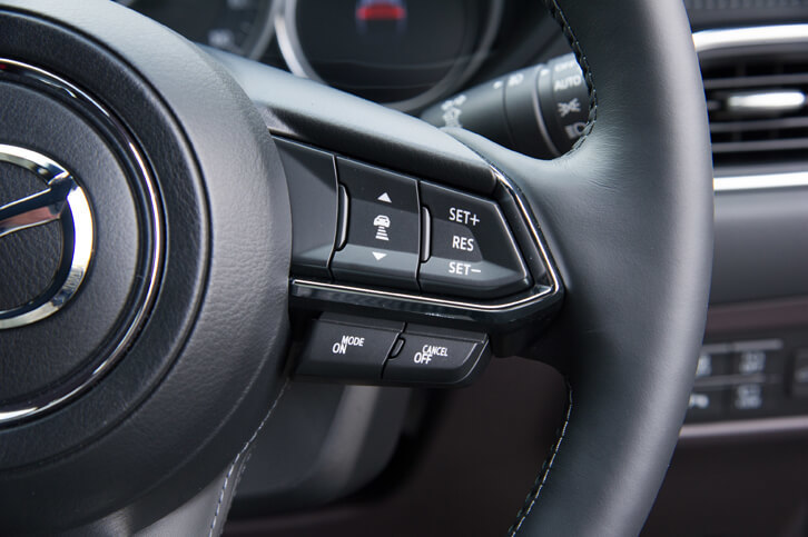 ステアリングホイールに備わる前走車追従機能付きクルーズコントロール（ACC）の操作スイッチ。ACCは上位2グレードでは標準装備、エントリーグレードの「XD」ではオプション扱いとなる。