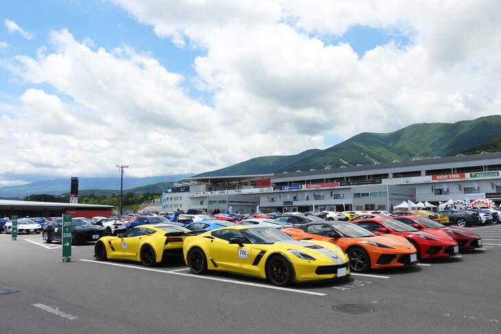 「CHEVROLET FUN DAY 2024」当日の、富士スピードウェイの様子。パドックは見渡す限りのシボレー車である。