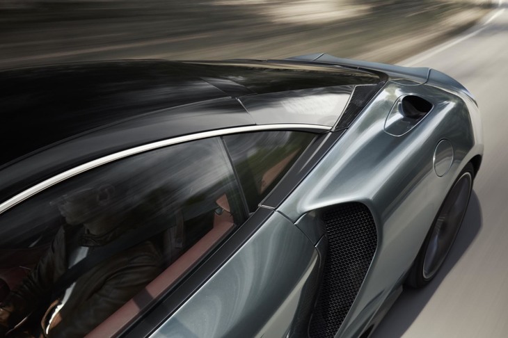 キャビン後方におさまるパワーユニットは4リッターV8ツインターボエンジン。最大トルクは630N・mで、その95％以上を3000-7500rpmの広範囲にわたって発生する。