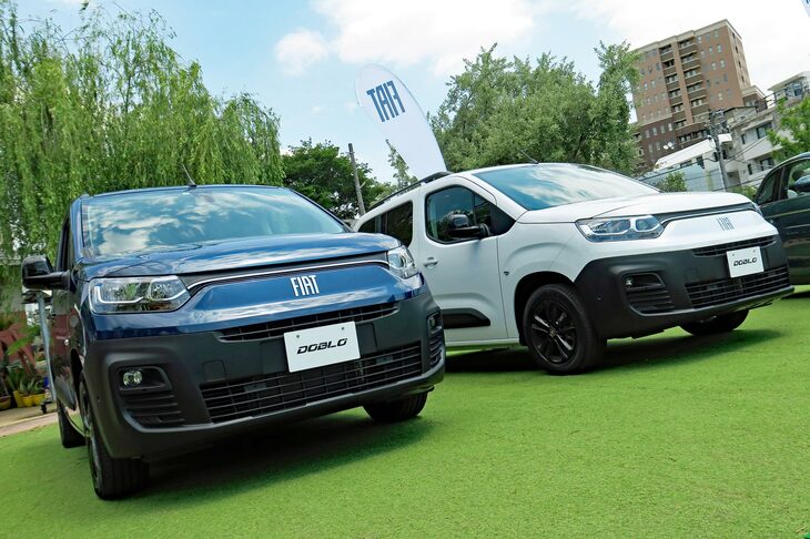 新型「フィアット・ドブロ」（写真向かって右）と「ドブロ マキシ」（同左）。