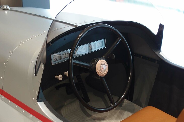 「トヨペットレーサー」のコックピット。