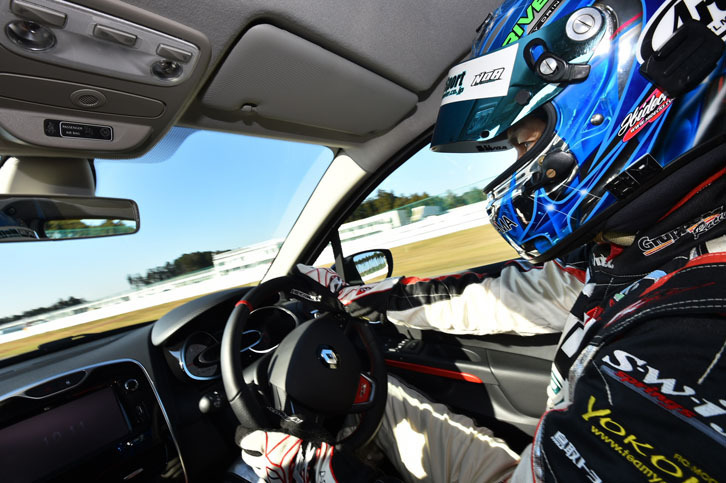 「ルーテシアR.S.トロフィー」を駆る、レーシングドライバー谷口信輝。