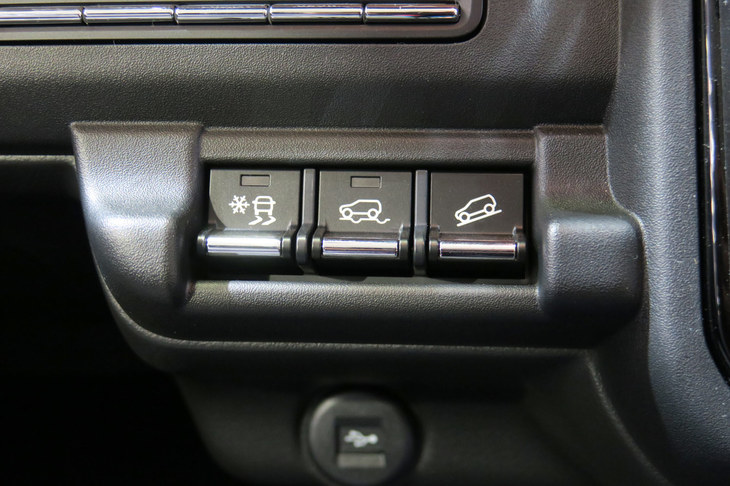 ダッシュボード下段に備わる、各種悪路走行支援機能のスイッチ。現行型でも「軽自動車なのにこんな装備が付いてるんだ！」と驚いたものだが……。あれ？　現行型から、なんか機能が増えてません？