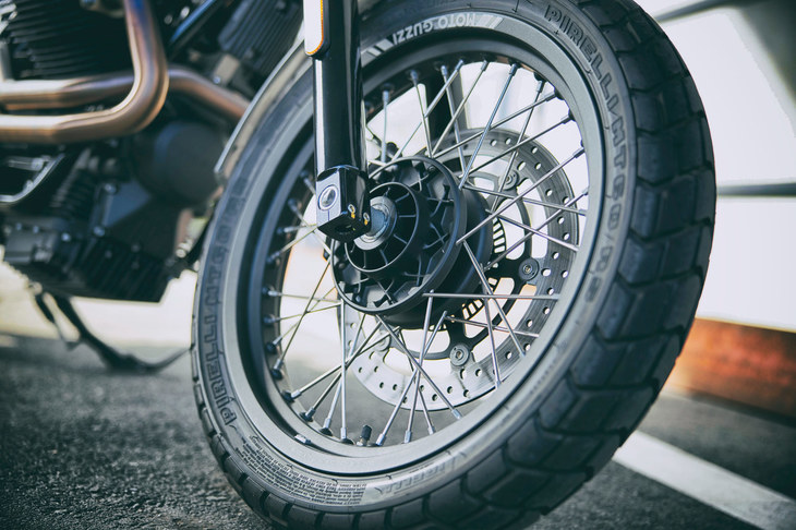 タイヤは前後で銘柄が異なり、フロントには110/80R18サイズの「ピレリMT60RS」が装着される。