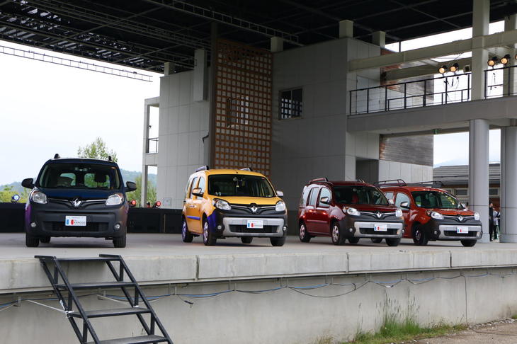 「歴代カングー登場」の2回目は現行型の「フェイズ2」のみで構成。左から「コンフィチュール」「ラ・ポスト」「ペイサージュ」「アンプロヴァンス」が並んだ。