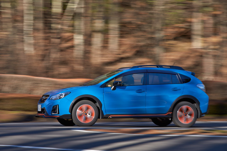 「XVハイブリッドtS」には、専用チューニングの前後ダンパーとコイルスプリングに加え、フロントの足まわりにフレキシブルタワーバーやフレキシブルドロースティフナー、操舵機構の取り付け剛性を高める高剛性クランプスティフナーが装備される。