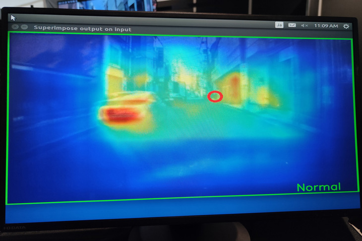 青から緑、黄、赤と変化していくにつれて、無意識に視線が向きやすいエリアを示す「サリエンシーマップ」。こうしたエリアにばかり視線が向くようになると、ドライバーの認知機能が低下していることが推定される。（写真：筆者撮影）