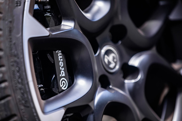 フロントにブラックのブレンボ製4ポッドブレーキキャリパーを採用。駆動輪にスリップが生じた際、スリップした側に自動的にブレーキをかけ、もう一方の駆動輪のトラクションを確保する「TTC（トルク・トランスファー・コントロール）」も標準装備となっている。