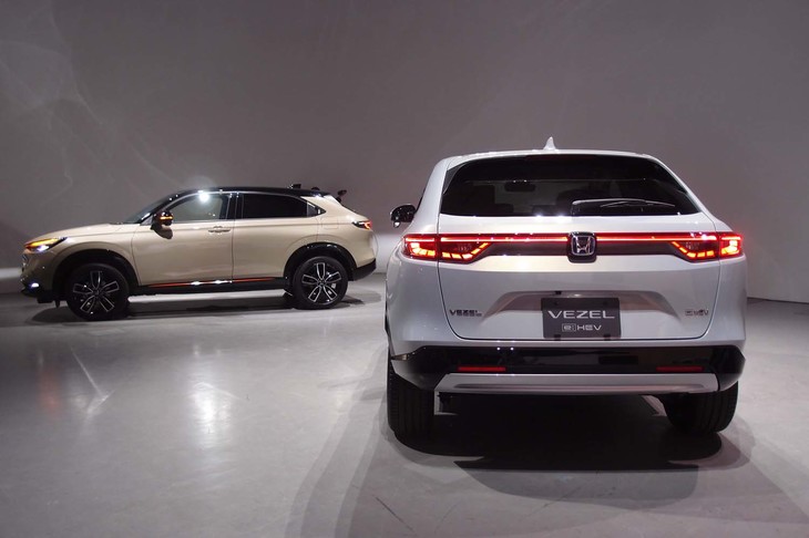 新型「ホンダ・ヴェゼル」の「e：HEV PLaY」グレード（写真左）と「e：HEV Z」グレード（同右）。