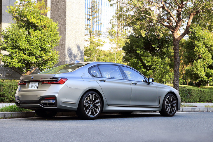 今回の試乗車は「M760Li xDrive」。標準モデルより140mm長いロングボディーにV型12気筒エンジンを搭載した、「7シリーズ」の最上級モデルである。