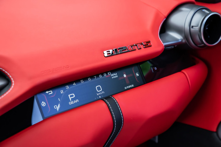 試乗車に装着されていた8.8インチのパッセンジャーディスプレイは、オプションとなるアイテム。外装に車名を示すエンブレム類はなく、ダッシュボードにのみ取り付けられている。