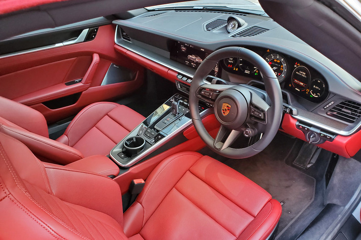 往年の930型「911」をモチーフにデザインしたというインテリア。シフトレバーの後方に電動ソフトトップのオープンスイッチとクローズスイッチが独立して配置されている。