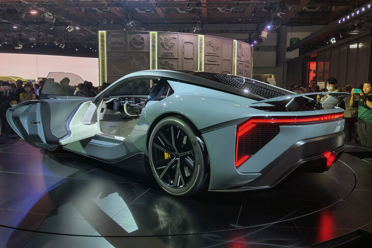 ただ、新奇なものに目を向けがちなメディアの熱とは裏腹に、一般公開日のレクサスブースの主役は、「スポーツ コンセプト」だったように思う。皆やっぱり、カッコいいクルマが好きなんだよね！