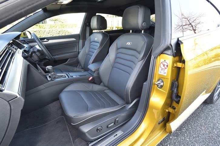 シートの表皮にはナパレザーを採用している。サイドサポートなどにカーボン調の模様がプリントされるほか、シートバックには「R」のステッチが施される。