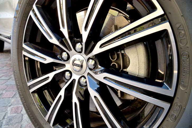 「T5 AWDインスクリプション」には、シルバーとブラックのツートンカラーが特徴的な19インチ10スポークアルミホイールが標準で装着される。