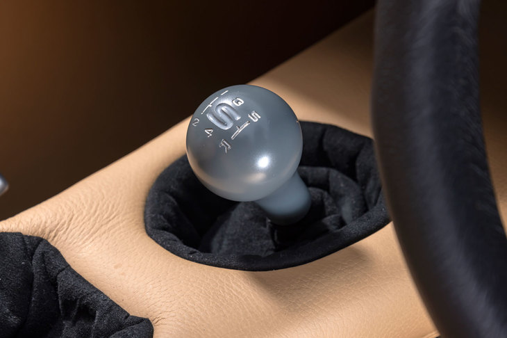 トランスミッションやデファレンシャルには「スズキ・エブリイ」のものを採用。5段MTのシフトストロークはまさに「手首で決まる」短さで、ゴリッとしたシフトフィールとも相まって、独特の操作感となっている。