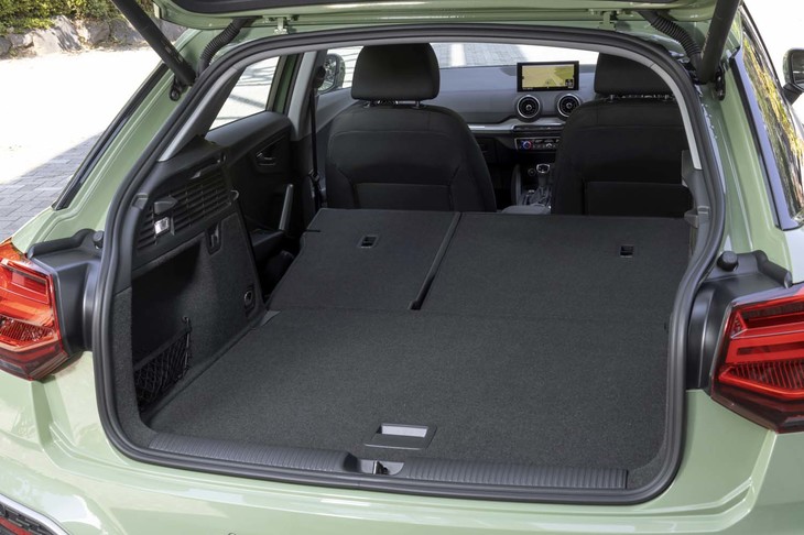 後席を倒した際の積載スペースは最大1050リッター。背もたれ部分にはわずかに傾斜が残る。