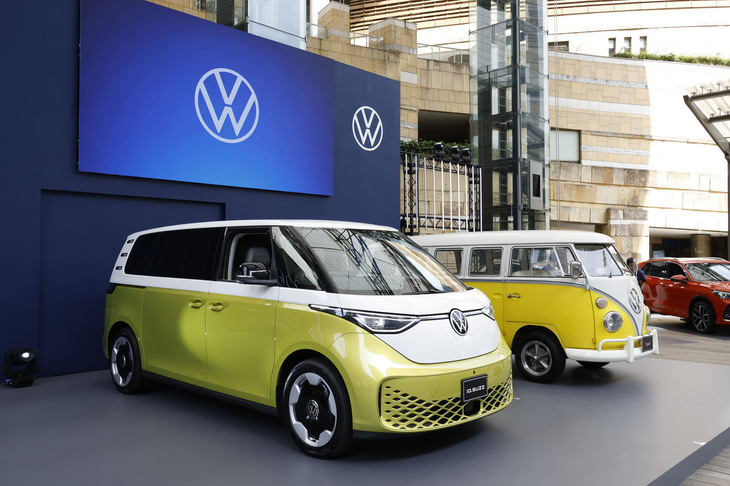 ステージに展示された「フォルクスワーゲンID.Buzz」（写真左）と「フォルクスワーゲン・タイプ2」（同右）。