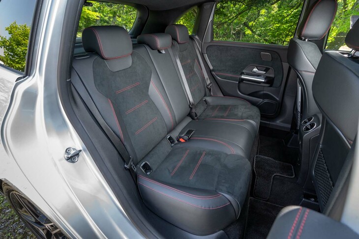 後席の足元はご覧のとおりに広々としている。前席の着座位置が高いため、シートの下につま先どころか足首まで入る。