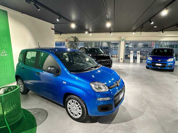 今回は、欧州における新車価格に関するステランティスCOOのコメントをもとに話題を展開する。写真は「フィアット・パンダ（パンディーナ）」と「フィアット600」が展示されたショールーム。2025年11月撮影。
