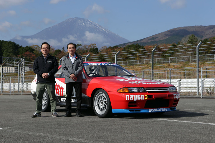 テスト走行でハンドルを握った、加藤博義氏（写真向かって右）と神山幸雄氏（同左）。あまたの日産車の開発に携わった2人も、当時はこの「R32スカイラインGT-R N1耐久仕様車」で腕を磨いていた。