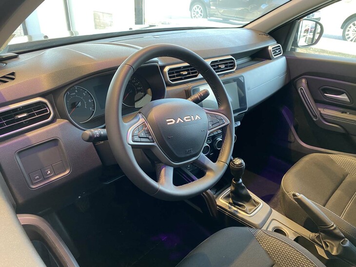 「ダスター」のインテリア。エンジンは999ccのガソリンと同LPG／ガソリン併用、1332ccおよび1461ccディーゼルの計4種類。