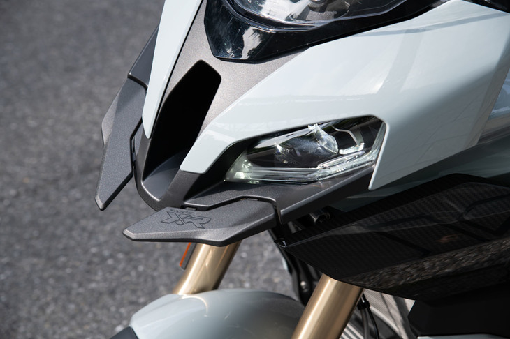 オンロードでのスポーティーな走りと快適性を両立するモデルとして、2015年に登場した「BMW S1000XR」。現行モデルは2代目にあたり、2019年11月のミラノショーで発表された。