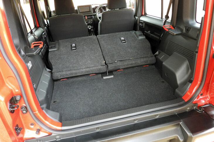 「ジムニー ノマド」の後席を倒し、荷室容量を拡大した様子。背もたれはフラットにならず荷室フロアとの間には段差が生じるが、オプションとして段差をなくす「ラゲッジボックス」が用意される。