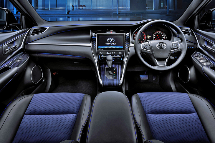 ブラックとブルーのツートーンでコーディネートされたインテリア。