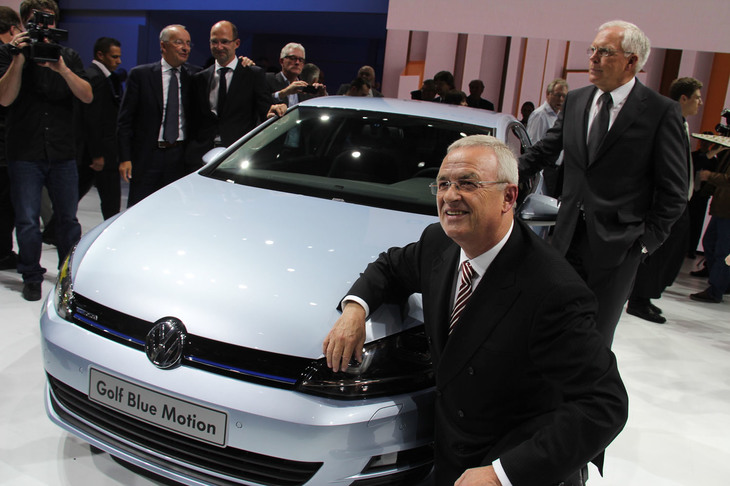 フォルクスワーゲンAGのマルティン・ヴィンターコルンCEO（当時、手前）。2012年9月26日撮影。