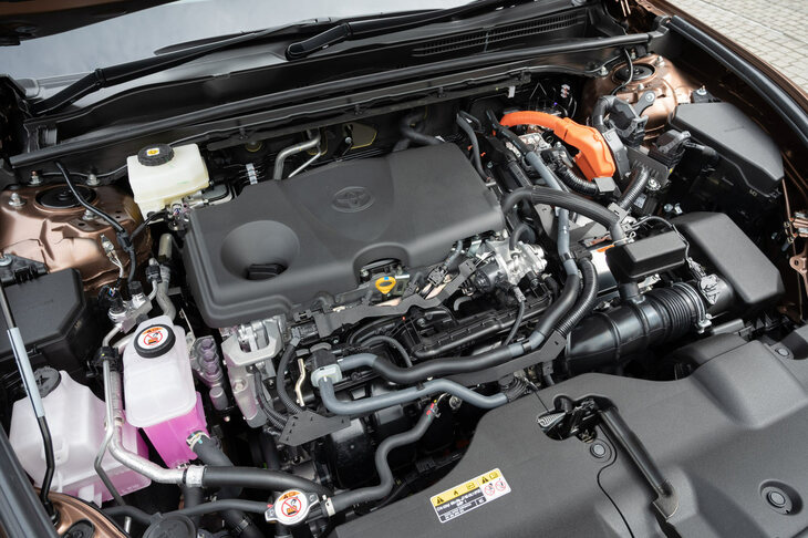 「X」や「G」系のグレードに搭載される「シリーズパラレルハイブリッド」。既存のトヨタ車、レクサス車に広く採用されるおなじみのパワートレインで、WLTCモードで22.4km/リッターという優れた燃費性能と、指定ガソリンがレギュラーという経済性がうれしい。（写真：向後一宏）