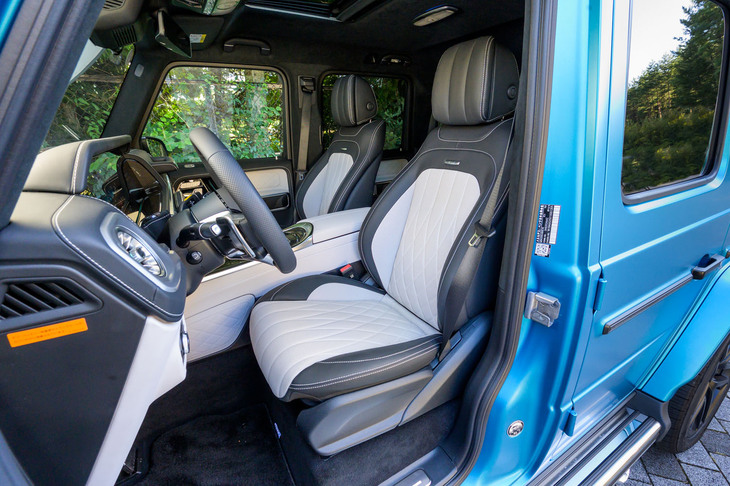 シート表皮はナッパレザーでダイヤモンドステッチがあしらわれる。写真でも着座位置の高さが伝わるはずだ。