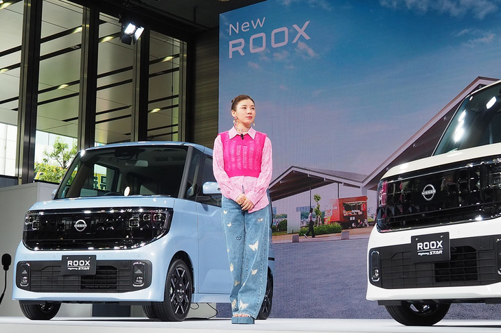 新型「日産ルークス」のCMに出演するタレントの仲 里依紗さんも先行発表イベントに登壇。