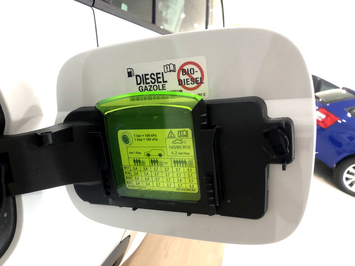 こちらはシュコダ各車に広く採用されているアイデア。燃料タンク用リッド裏側に差し込まれたアイススクレーパー。悪天候の日にドアやハッチを開けて室内を汚さなくてもよい。ついでに空気圧が見やすいようレンズ状になっている。