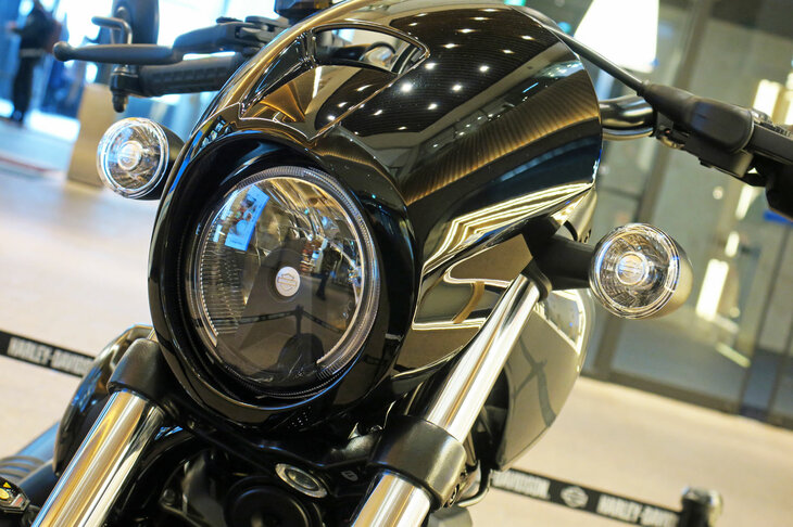 ハーレーダビッドソン・ナイトスター（ヘッドランプ＆フロントカウル）