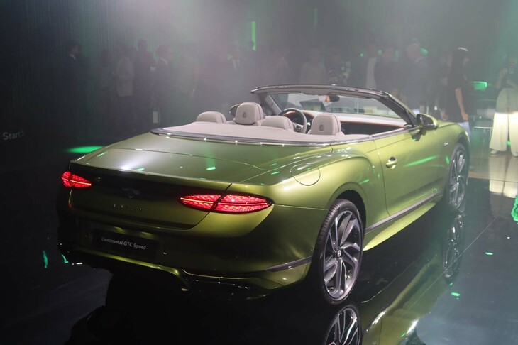 「溶岩のように灯る」と表現されるリアコンビランプも、デザインが改められた。