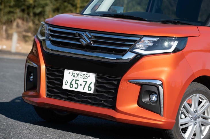 先代モデルよりもボンネットの先端が45mm高くなり、より存在感のあるフロントマスクに。グリルの面積も大きくなった。