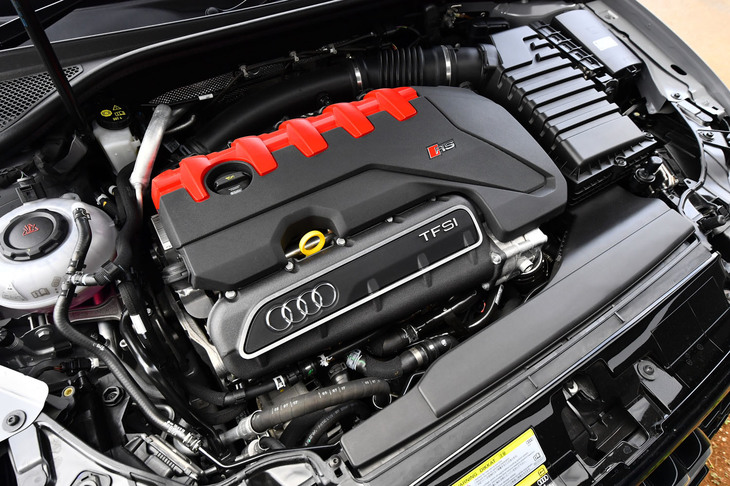 フロントに横置きされる5気筒ターボエンジン。新たにアルミ合金製のクランクケースを採用したことで、26kgの軽量化を実現した。