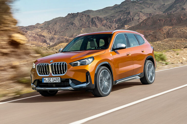 BMW X1／価格：4万1400ユーロ（約580万円）～／市場投入時期：2022年10月。BMW X1のニューバージョンは、より肉厚なデザインで、ほぼ正方形の大きなダブルキドニーグリルを備える。インテリアには、カーブドディスプレイを採用した新型インフォテインメントシステムを搭載している。現行モデルよりもさらに大きく、高価になることが予想される。