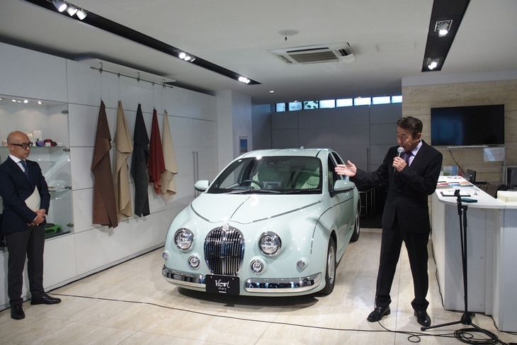 「ミツオカ・ビュート ストーリー」の発表イベントに登壇した光岡自動車代表取締役社長の光岡章夫氏。