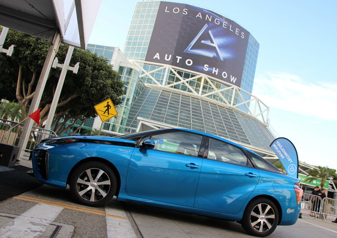 ロサンゼルスオートショーの特設テントに現れた「トヨタ・ミライ」。2017年11月30日撮影。