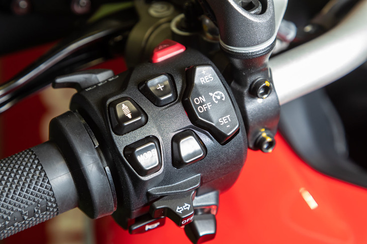 ハンドルバーに装備されるスイッチボックス。ACCの操作方法は、基本的に四輪車のそれと同じで、走行中に2アクションで起動できる。